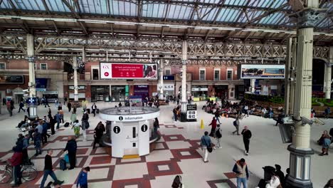 Con-Vistas-A-Los-Viajeros-Caminando-Por-El-Vestíbulo-De-La-Estación-Victoria-De-Londres-En-La-Mañana