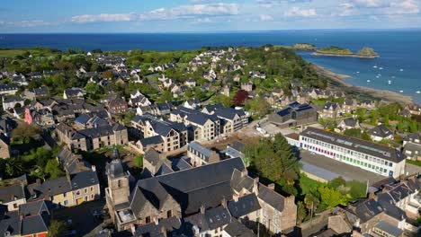 Ciudad-De-Cancale,-Bretaña-En-Francia.-Avance-Aéreo