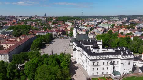 Cinematic-Establishing-Shot-Above-Cathedral-Square-in-Downtown-Vilnius,-Lithuania