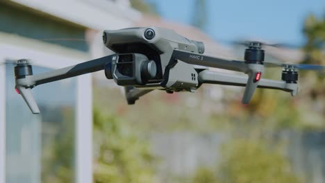 Noch-Eine-Nahaufnahme-Eines-Brandneuen-DJI-Mavic-3,-Der-Stabil-In-Der-Luft-Schwebt.