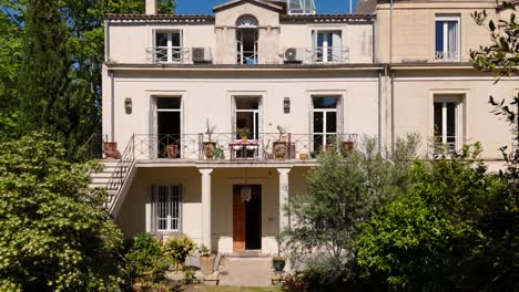Eine-Luftaufnahme-Zeigt-Eine-Luxusvilla-Mit-Einem-Abgeschiedenen-Garten-In-Montpellier