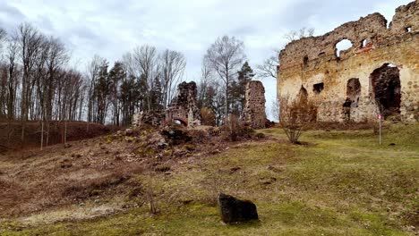 Drone-Aéreo-Vuela-Dentro-Del-Castillo-De-Rauna-Ruinas-Pueblo-Arquitectónico-Tierra-Seca-De-Otoño