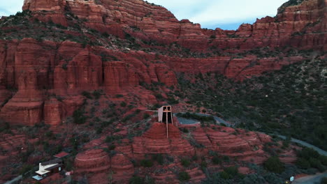 Luftaufnahme-Der-Kapelle-Des-Heiligen-Kreuzes,-Katholische-Kirche-Mit-Bergen-Im-Hintergrund-In-Sedona,-Arizona