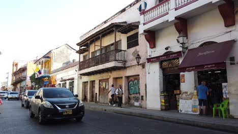 Static-shot-Of-Trafic-In-Cartagena-Street-with-People-Walking