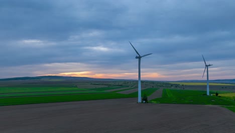 Windkraftanlagen-Auf-Dem-Feld-Von-Sonnenuntergang-Bis-Nacht