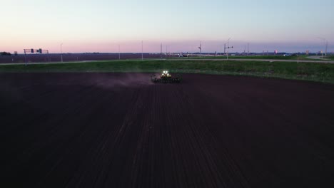 Traktor-Pflügt-Feld-In-Der-Abenddämmerung