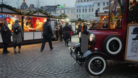 La-Gente-Se-Despierta-En-El-Mercado-Navideño-De-Kongens-Nytorv-En-Copenhague