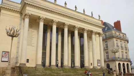 Eingangsbereich-Des-Theaters-Graslin-Mit-Den-Riesigen-Säulen-Und-Statuen-Auf-Dem-Dach