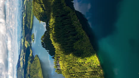 Vertikaler-Luft-Hyperlapse-über-Blue-Lake,-Green-Lake-In-Der-Nähe-Von-Rotorua,-Neuseeland