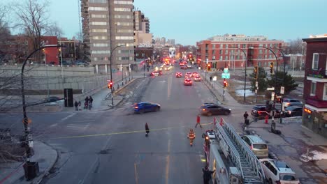 Escena-De-La-Ciudad-Crepuscular-Con-Respuesta-De-Emergencia-En-Montreal,-Canadá,-Camiones-De-Bomberos-Y-Urgencia,-Vista-Aérea