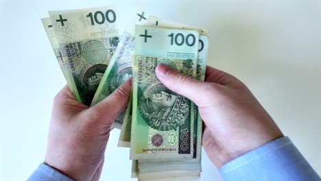 Hombre-Contando-Dinero,-Billetes-Polacos,-Cien-Zlotys