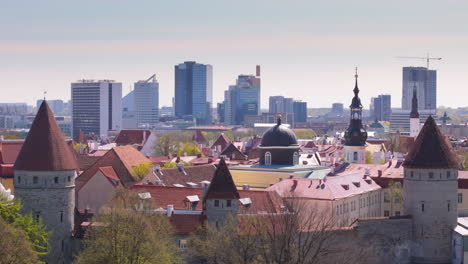 Türme-Umgeben-Die-Altstadt-Von-Tallinn-Mit-Wolkenkratzern-In-Der-Skyline