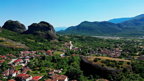 Luftdrohne-Fliegt-über-Die-Meteora-Felsformation-In-Der-Natürlichen-Landschaft-Des-Griechischen-Dorfes