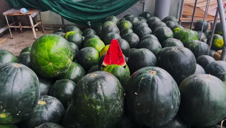 Sandías-En-El-Mercado-De-Frutas-Y-Verduras.