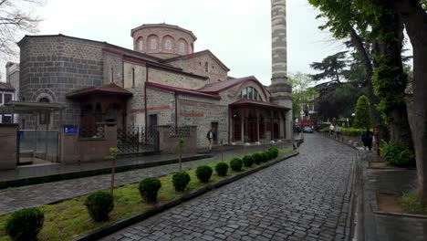 Trabzon,-Turquía:-Una-Mezquita-Enclavada-En-Un-Jardín,-Que-Combina-La-Serenidad-Espiritual-Con-La-Belleza-Natural