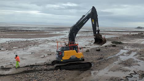 Bagger-Mit-Arbeiter-In-Der-Bucht-Von-Swansea-Bauen-Hochwasserschutzanlagen-Aufgrund-Des-Steigenden-Meeresspiegels