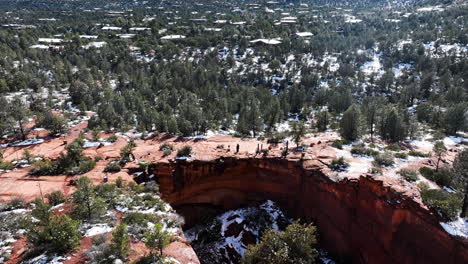 Hikers-On-The-Sandstone-Red-Rocks-And-Pine-Tree-Forest-In-Sedona,-Arizona,-USA