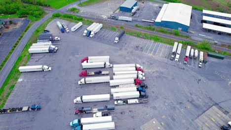 Luftaufnahme-Des-Parkplatzes-Des-TA-Truck-Stop-In-Pennsylvania,-Gefüllt-Mit-Sattelschleppern