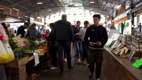 Bustling-market-scene-in-Antibes,-France-with-shoppers-browsing-stalls