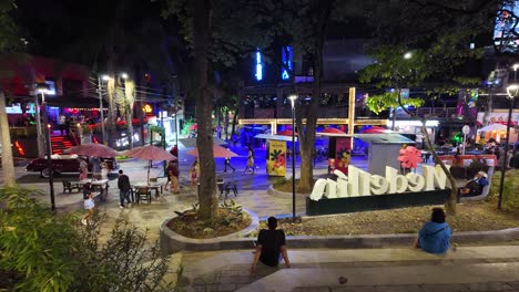 Vida-Nocturna-Y-Atracción-Turística-En-El-Poblado,-Medellin,-Colombia,-Luces-De-Neón