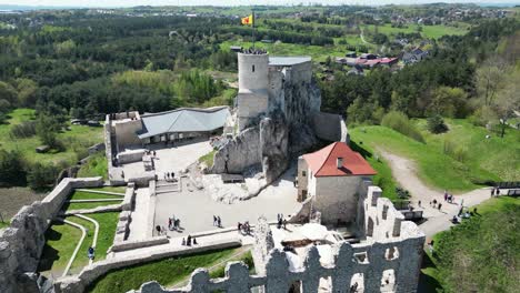 Mittelalterliche-Burg-Auf-Dem-Felsen-Mit-Turm,-Mauern-Und-Innenhof-An-Einem-Schönen-Sommertag,-Umgeben-Von-üppigem-Grün,-Gras-Und-Bäumen