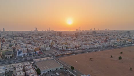 Espectacular-Vista-Aérea-De-La-Ciudad-De-Jeddah-Durante-La-Puesta-De-Sol-En-Arabia-Saudita-En-La-Hora-De-Mayor-Tráfico