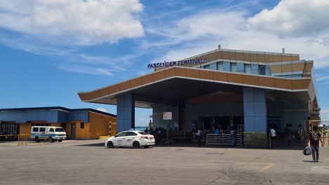 Exterior-De-La-Terminal-De-Pasajeros-En-El-Puerto-De-La-Ciudad-De-Cebú-En-Un-Día-Soleado,-Filipinas
