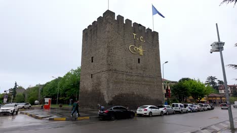 Trabzon,-Türkei:-Der-Turm-Der-Burg-Von-Trabzon,-Ein-Markantes-Historisches-Wahrzeichen-Mit-Panoramablick-Und-Reicher-Mittelalterlicher-Geschichte