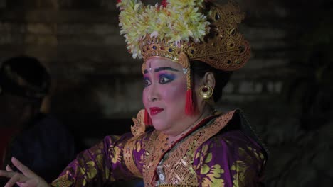 Eine-Theateraufführung,-Die-Eine-Szene-Aus-Dem-Epos-Ramayana-Auf-Der-Insel-Bali,-Indonesien-Darstellt