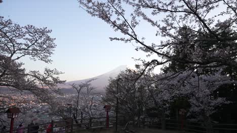 Vista-Del-Monte-Fuji-En-El-Parque-Arakurayama-Sengen