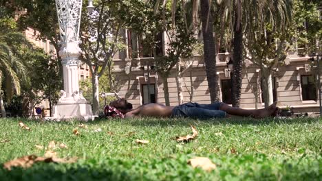 Man-sleeps-in-a-park-then-gets-up-and-leaves,-timelapse