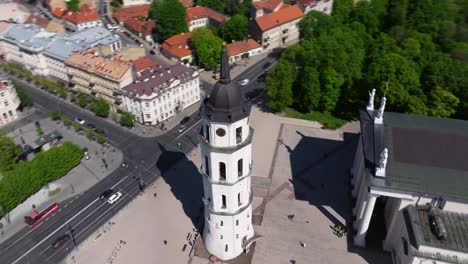 Increíble-Hiperlapso-Sobre-El-Campanario-De-La-Catedral-De-Vilnius-En-Un-Hermoso-Día-De-Verano