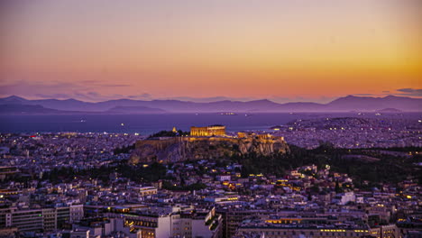 Sonnenuntergang-über-Athen,-Griechenland-Mit-Der-Akropolis-Und-Schiffen-Im-Golfhafen---Zeitraffer