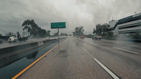 POV-Conduce-Por-Una-Carretera-De-Los-Ángeles-Durante-Una-Tormenta-De-Lluvia-En-Una-Motocicleta