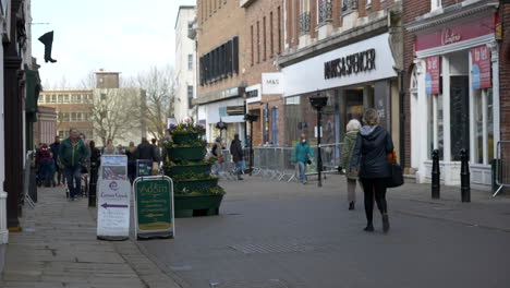 Käufer-Auf-Einer-Britischen-Hauptstraße-Am-12.-April,-Dem-Tag,-An-Dem-Die-Sperrbeschränkungen-Für-Die-Pandemie-Gelockert-Werden