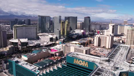 Vista-Aérea-De-Los-Edificios-Del-Hotel-Strip-Casino-De-Las-Vegas,-Nevada,-EE.UU.-Y-El-Tráfico-En-Un-Día-Soleado