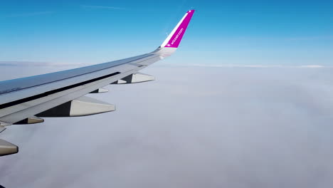 Una-Vista-Aérea-De-Un-Avión-Vuela-Sobre-Las-Nubes