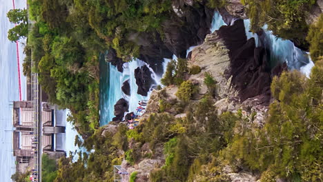 Los-Turistas-Observan-La-Liberación-De-Agua-De-La-Presa-De-Aratiatia-Que-Fluye-Hacia-El-Lago,-Orientación-Vertical.