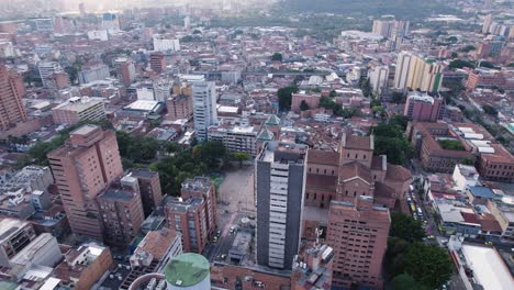 Amanece-Sobre-La-Catedral-Metropolitana,-Corazón-De-Medellín,-Colombia,-Aéreo