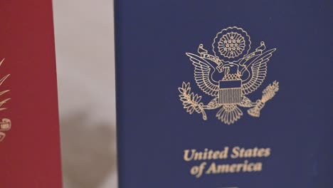 Reisepass-Der-Vereinigten-Staaten-Von-Amerika-Mit-Reisepass-Der-Republica-Bolivariana-De-Venezuela,-Einwanderung,-Doppelte-Staatsbürgerschaft