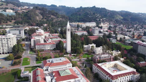 Vista-Aérea-De-La-Torre-Campanile,-Punto-De-Referencia-Central-Del-Campus-De-Berkeley-De-La-Universidad-De-California,-Disparo-De-Drone