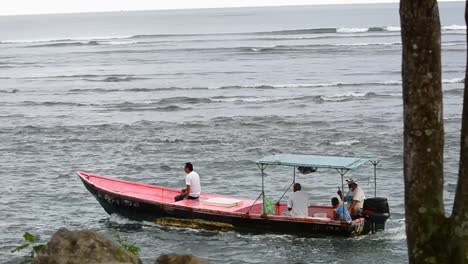 Cuatro-Lugareños-Recorriendo-La-Costa-En-Una-Pequeña-Lancha-De-Pescadores.