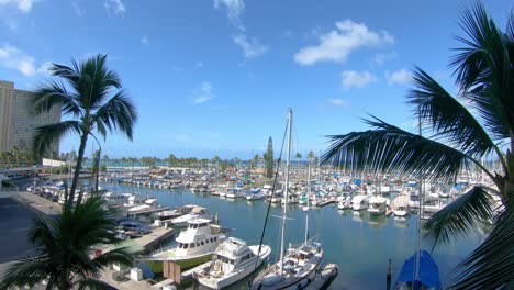 Vista-Desde-El-Balcón-Del-Puerto-De-Barcos-Ala-Wai-En-Honolulu,-Hawai