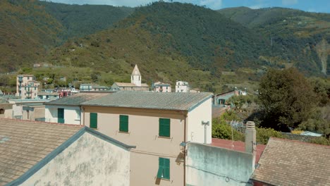 Cinque-Terre-Corniglia-Panoramablick-Mit-Häusern,-Küste,-Wolken,-Horizont,-Urlaub,-Blauer-Himmel,-Italien