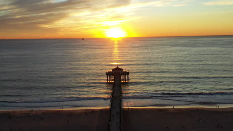 Muelle-De-Manhattan-Beach-Con-Impresionantes-Vistas-Del-Atardecer-Dorado-En-California,-EE.UU.