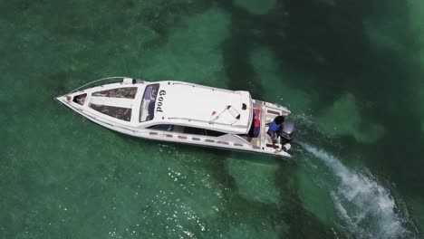 Luftaufnahme-Einer-Yacht-über-Dem-Klaren-Wasser-Auf-Einer-Tropischen-Insel-Bali