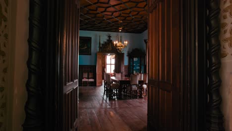 Vista-De-Entrada-Al-Comedor-Del-Castillo-De-Trakošćan,-Que-Muestra-Su-Ornamentado-Techo-De-Madera-Y-Su-Elegante-Decoración.