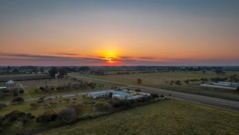 Campo-Campos-Ruta-Casas-Atardecer-Lapso-De-Tiempo-Aéreo-Drone-Panorámico-Camión-Tiro