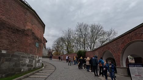 Paseo-Interior-Al-Castillo-Real-De-Wawel-En-Cracovia,-Polonia