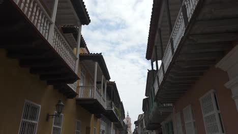 Street-with-beautiful-colonial-buildings-in-old-city-of-Cartagena,-Colombia,-establishing